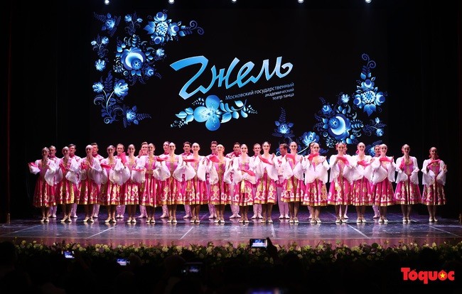 ruc-ro-sac-mau-trong-nhung-ngay-van-hoa-nga-tai-viet-nam-nam-2023-25-16890406859971488168385-17576914111221721693571-1757910605.jpg