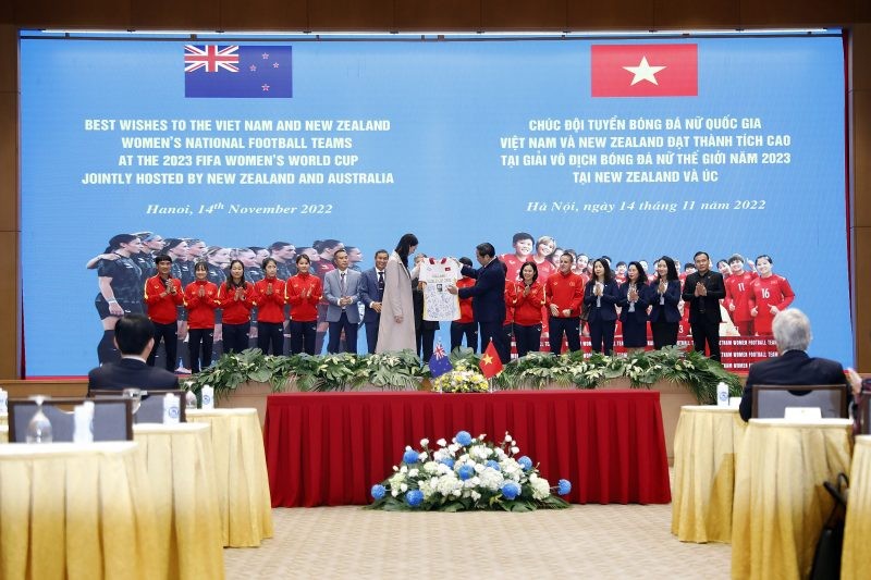 thu-tuong-pham-minh-chinh-trao-ao-dau-cua-doi-tuyen-bong-da-nu-viet-nam-tang-thu-tuong-new-zealand-anh-vff-1668488687.jpg