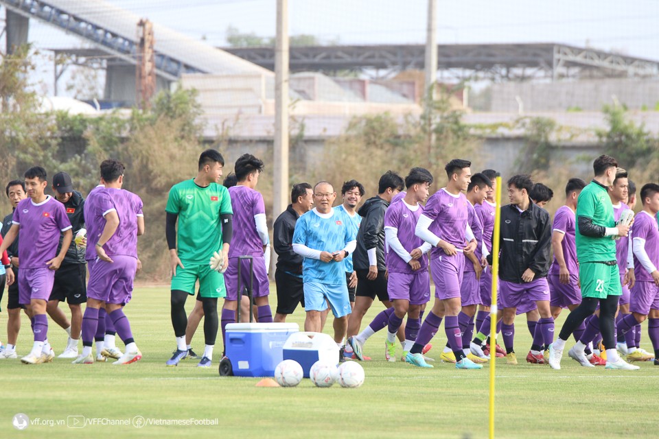 huan-luyen-vien-park-hang-seo-yeu-cau-cac-cau-thu-tranh-tiep-xuc-gan-voi-nguoi-ngoai-deo-khau-trang-va-giu-khoang-cach-an-toan-1671332853.jpg