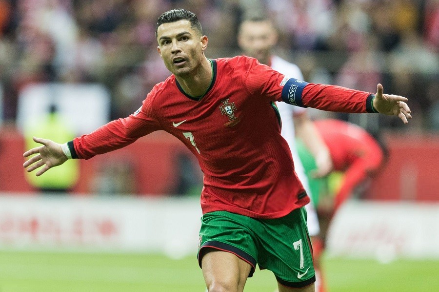 ronaldo-bo-dao-nha-ba-lan-1728782319.jpg