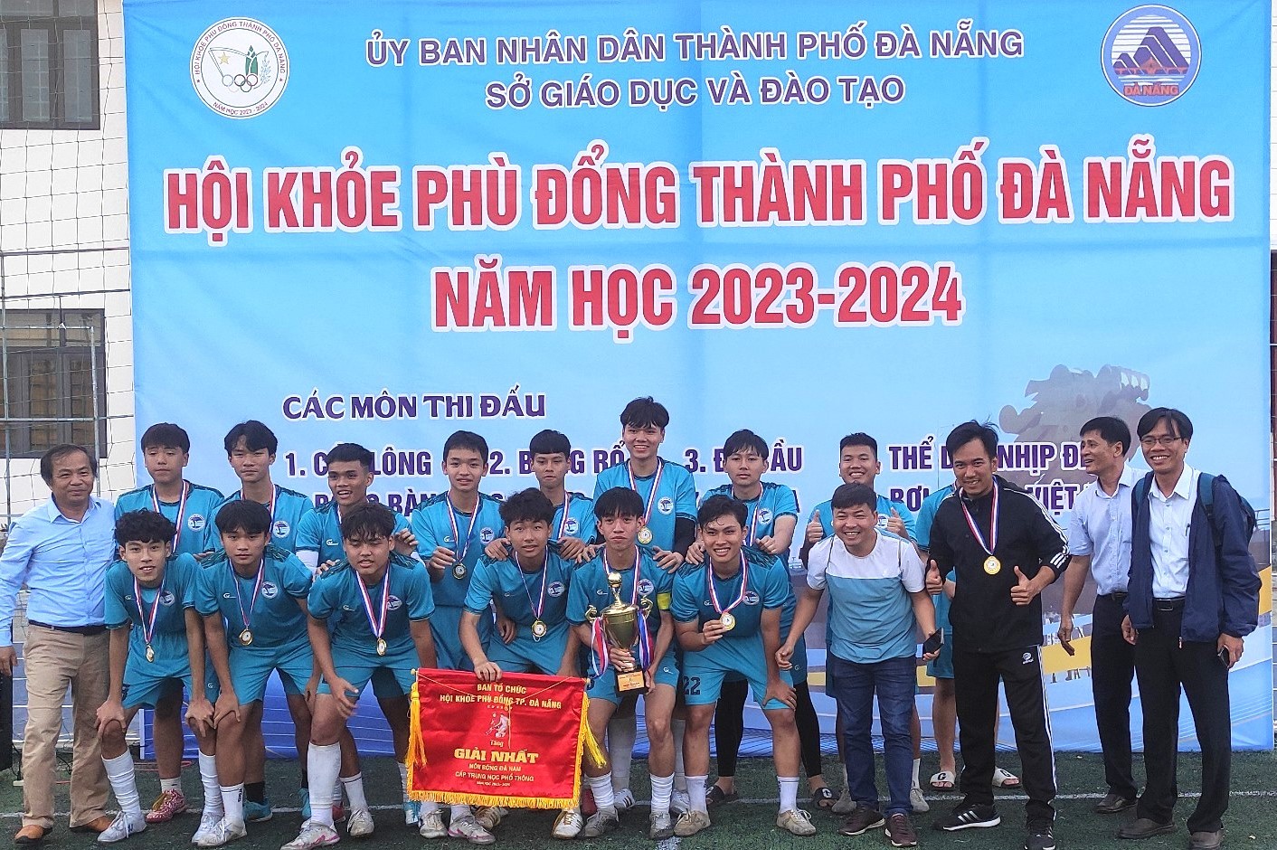 truong-thpt-nguyen-trai-doat-chuc-vo-dich-noi-dung-bong-da-nam-1706842394.jpg