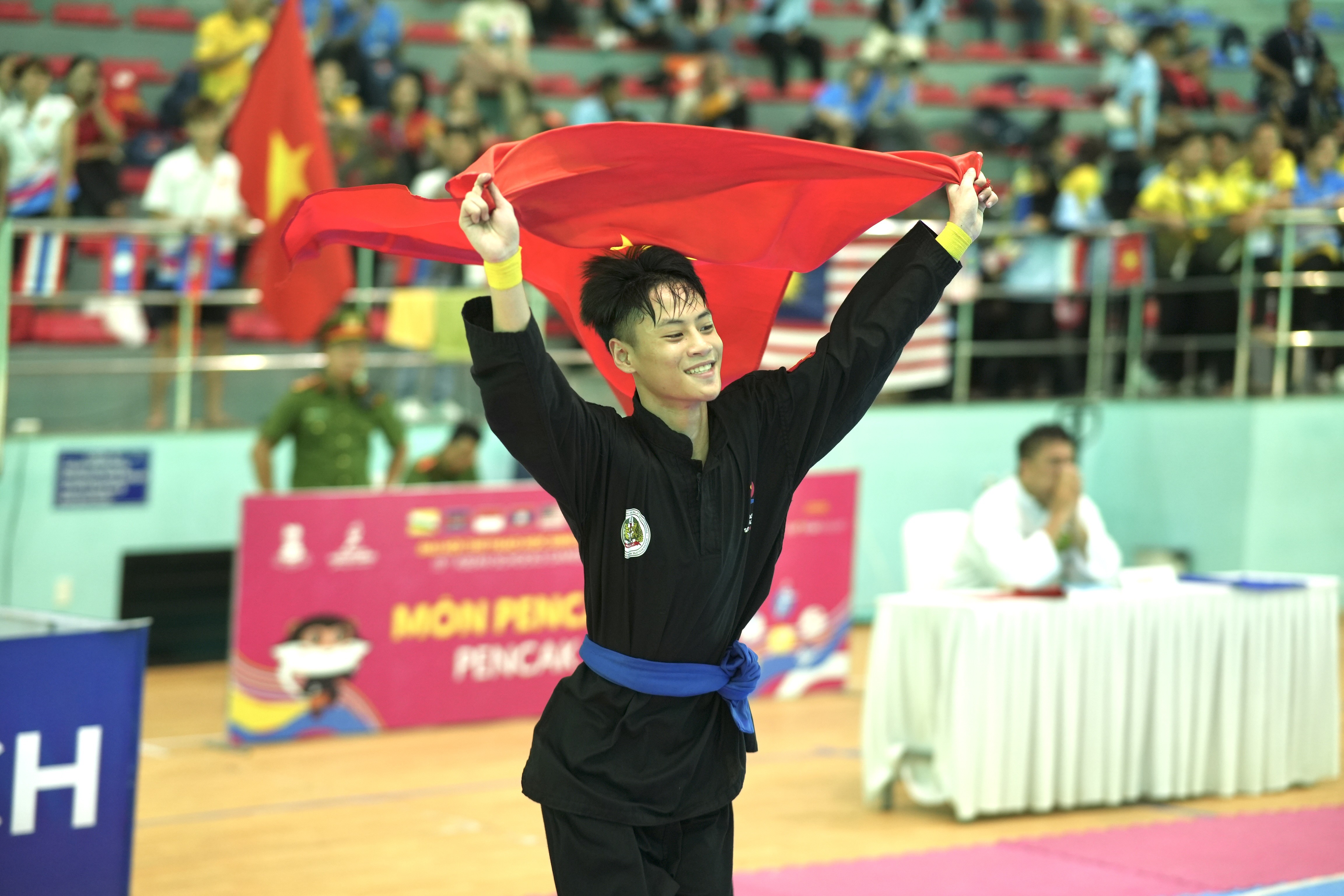 doi-tuyen-pencak-silat-dem-ve-9-huy-chuong-vang-trong-ngay-thi-dau-cuoi-cung-1717718543.JPG