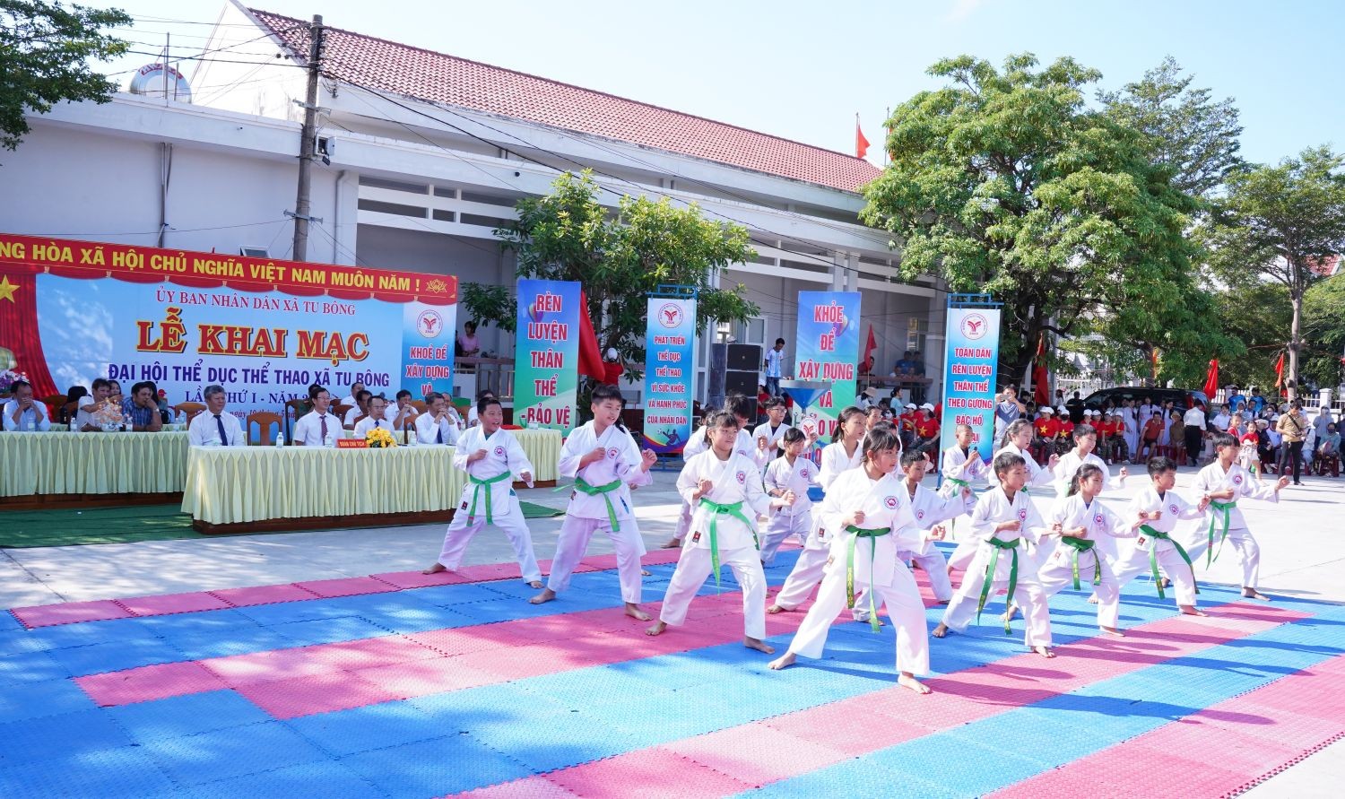 tiet-muc-trinh-dien-cua-clb-karatedo-tu-bong-20260510103657-1778636495.jpg