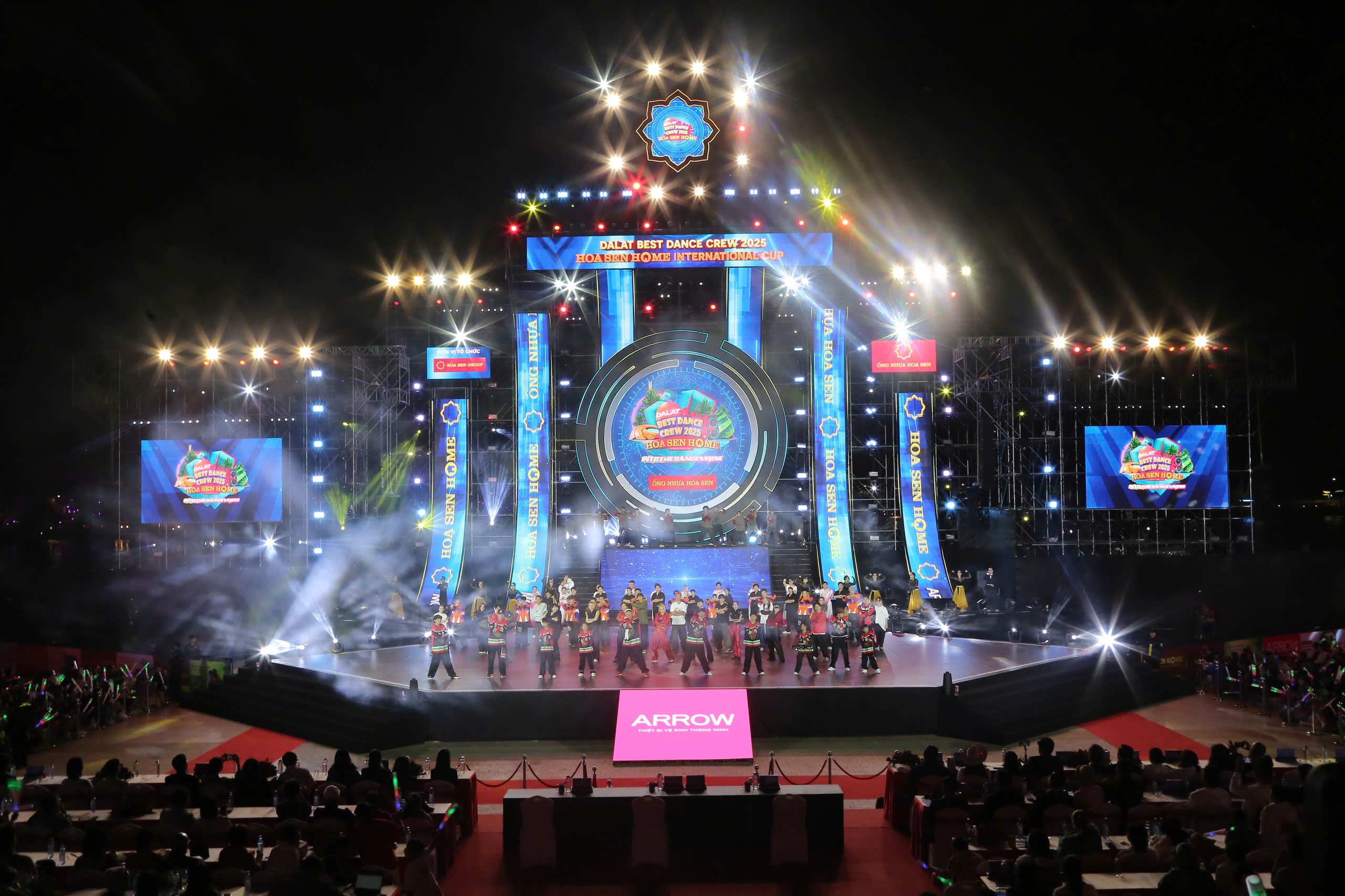 8-doi-thi-bang-quoc-te-chao-dau-1746583449.jpg
