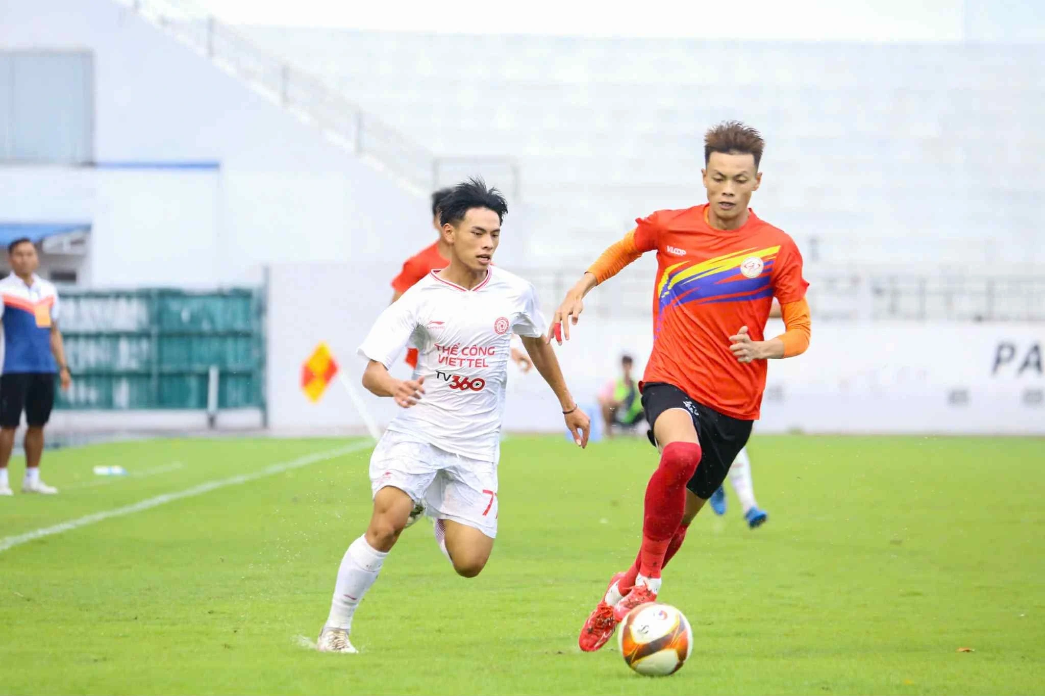 u21-the-cong-viettel-ao-trang-da-chien-thang-tren-cham-luan-luu-175379370649484025744-1753831622.webp