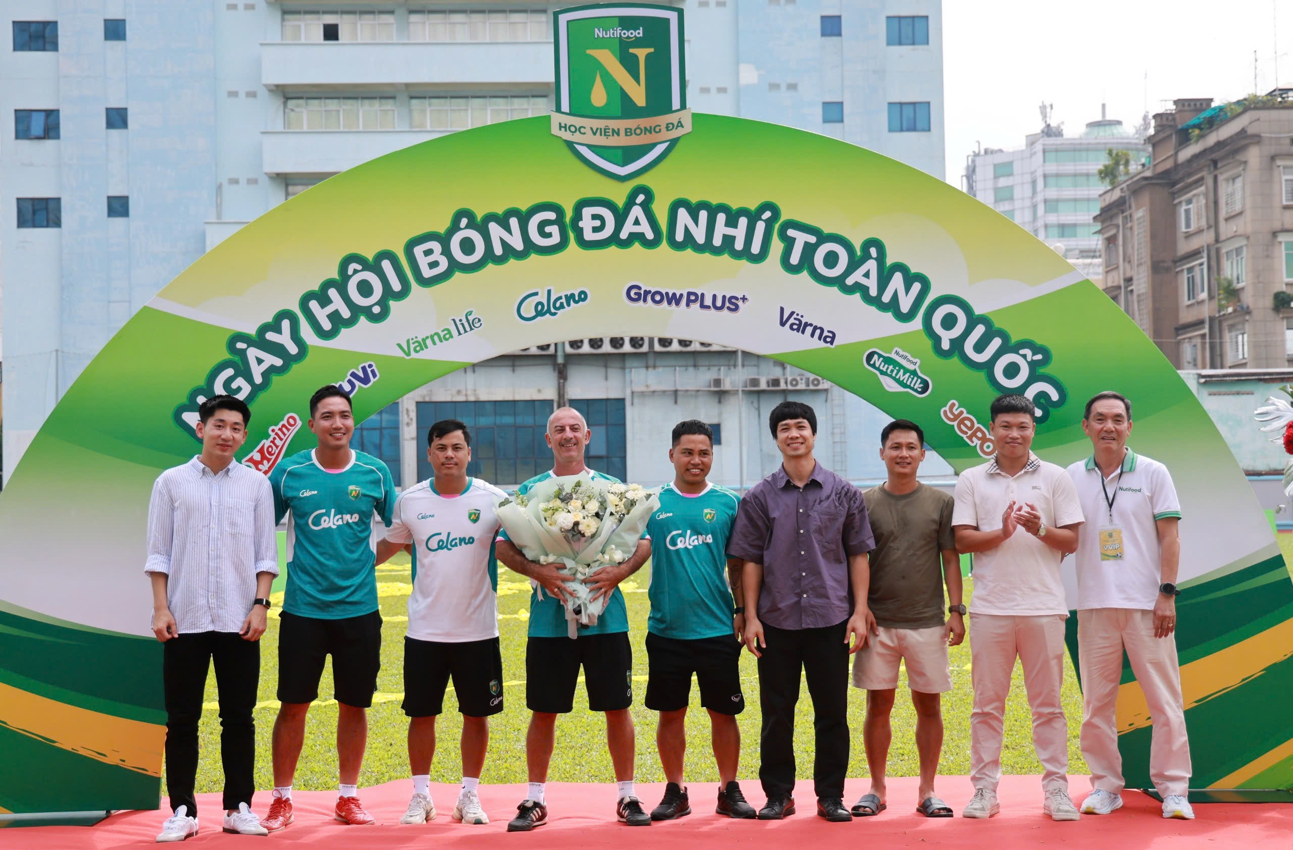 nhat-minh-cong-phuong-va-cac-hoc-tro-chuc-mung-thay-giom-7582-2025jpg-1779007401.jpeg