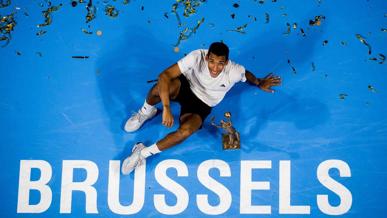felix-auger-aliassime-susah-payah-angkat-trofi-kemenangan-di-brussels-1760929979.jpg