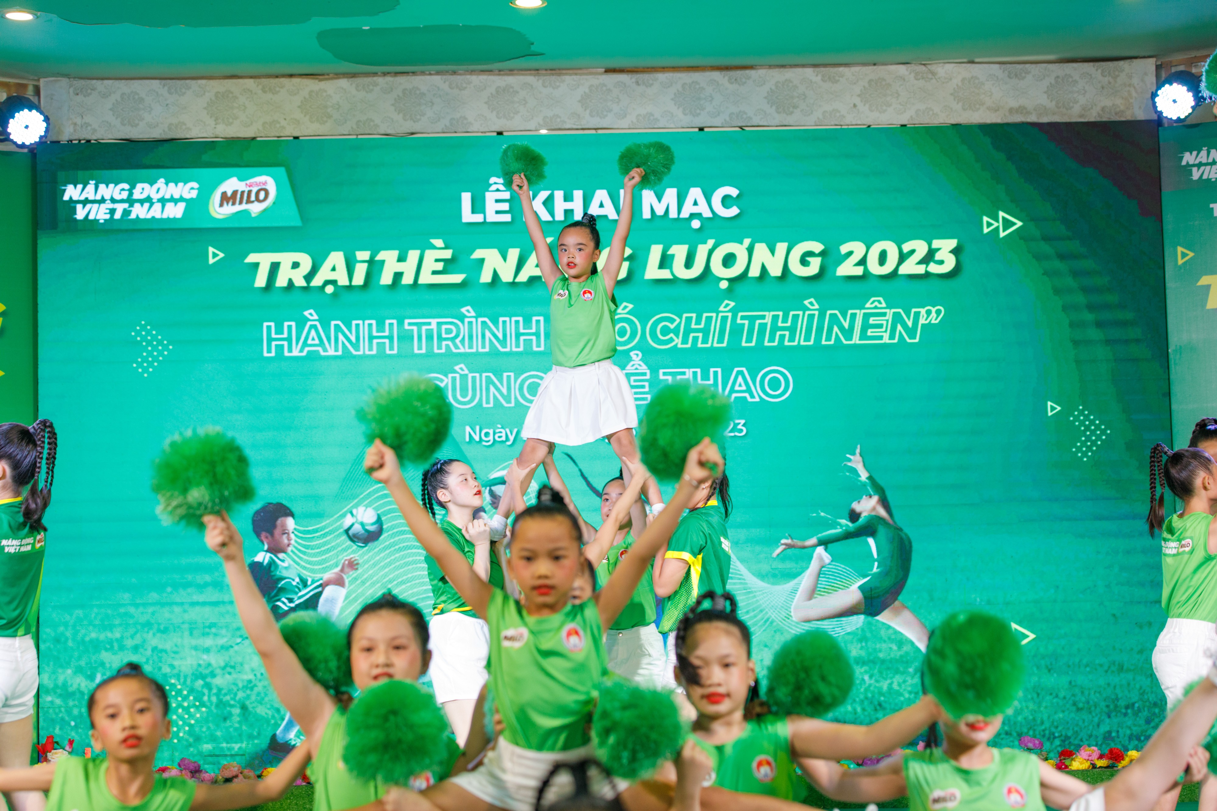 tiet-muc-bieu-dien-aerobics-tren-nen-nhac-milo-here-we-go-thoi-bung-suc-nong-cua-le-khai-mac-trai-he-nang-luong-nestle-milo-2023-trung-tam-ren-y-chi-1688218780.jpg