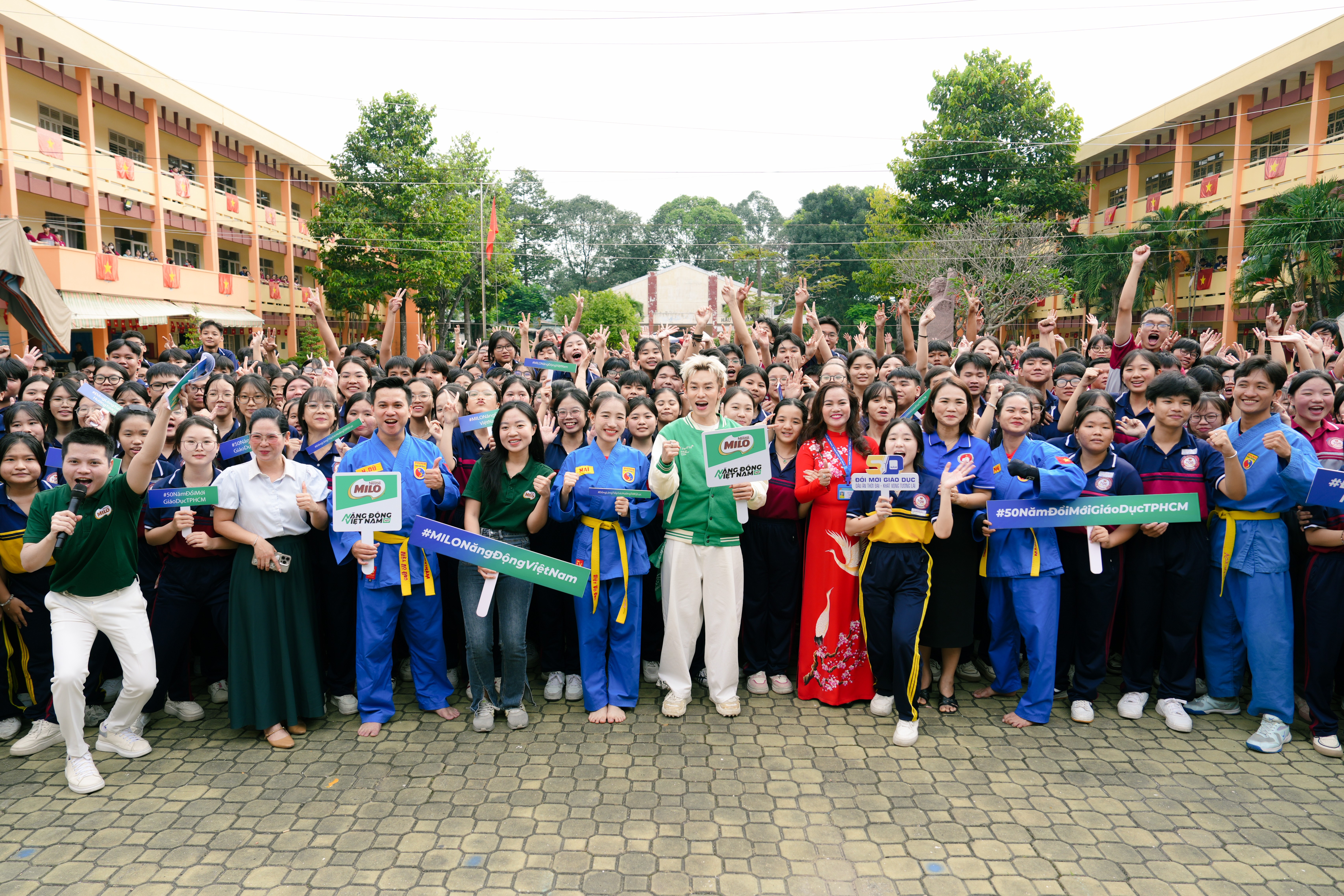 kay-tran-giao-luu-cung-hoc-sinh-truong-thpt-ta-quang-buu-1-1764210611.jpg