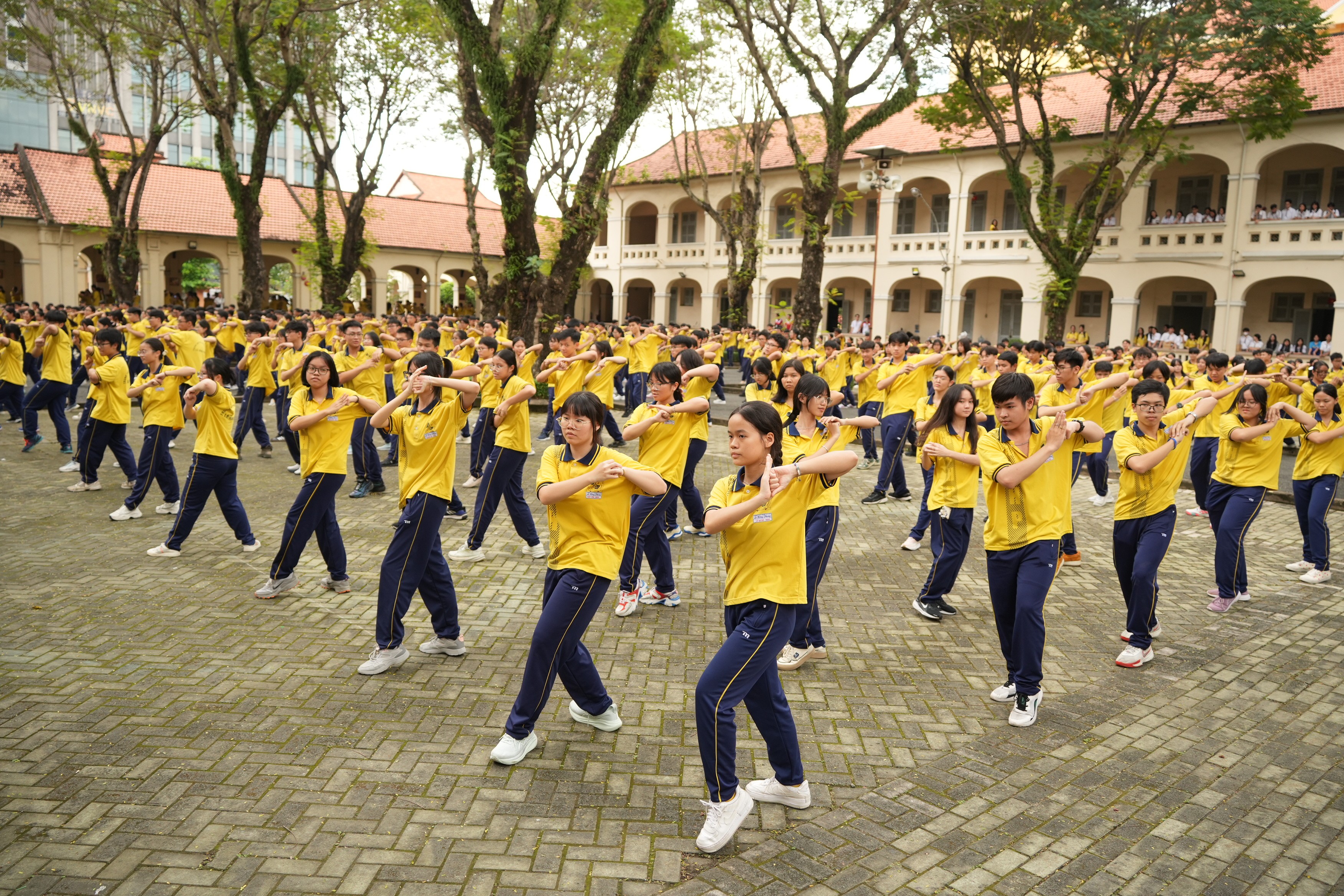 toan-canh-cac-buoi-tap-luyen-cua-hoc-sinh-thanh-pho-1764210778.JPG