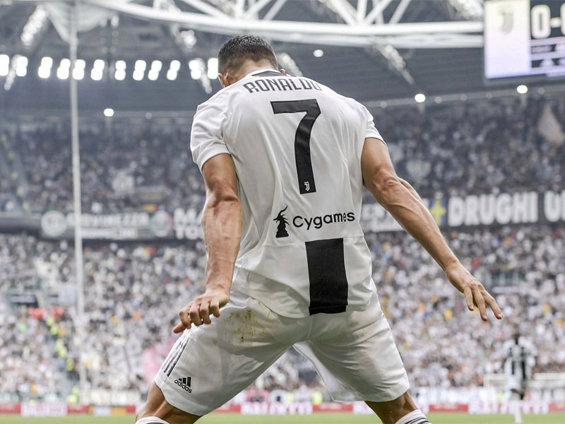 Ronaldo: Hãy cùng xem những khoảnh khắc đỉnh cao của siêu sao Cristiano Ronaldo trên sân cỏ. Đây là một cầu thủ xuất sắc trong lịch sử bóng đá và bạn sẽ không muốn bỏ lỡ những bàn thắng mãn nhãn của anh.
