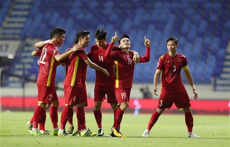 Thầy Park và 8 tuyển thủ Việt Nam: Hãy đón xem hình ảnh các tuyển thủ Việt Nam cùng HLV Park Hang-seo sau những chiến thắng rực rỡ. Tận hưởng cảm giác hào hứng và tự hào khi thấy những người đại diện cho đất nước mình chơi bóng đầy tinh thần và nghị lực.