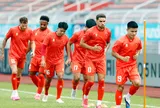 Huấn luyện viên Kim Sang-sik kiểm tra kỹ mặt cỏ sân Kuala Lumpur, đội tuyển Việt Nam sẵn sàng nghênh chiến Malaysia
