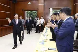 Chủ tịch Quốc hội Vương Đình Huệ thăm Đại sứ quán và gặp mặt cộng đồng người Việt Nam tại Lào