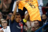 Không nhường Messi đá phạt đền, Kylian Mbappe bị chỉ trích