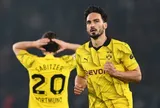 Mats Hummels "chung mâm" với Ryan Giggs, huấn luyện viên Luis Enrique chúc Dortmund vô địch