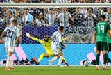 Messi lập hat-trick, nhận "cơn mưa" lời khen từ khắp thế giới bóng đá