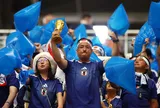 Vừa để cổ vũ, vừa để đựng rác - món đồ đa năng thông minh của các “Nippon Ultra”