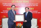 Trao Kỷ niệm chương "Vì sự nghiệp Văn hóa, Thể thao và Du lịch" cho Đại sứ Malaysia tại Việt Nam