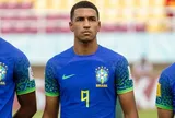UEFA đổi luật ở Cúp châu Âu, Man United và Arsenal tranh tài năng Brazil