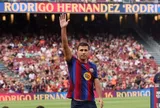 Rodri thành thần tượng mới ở Barca, Cancelo nổi giận