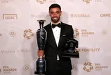 Bruno Fernandes hoàn tất cú hat-trick danh hiệu cá nhân