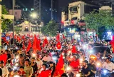 Hàng vạn người nhuộm đỏ phố phường, mừng chiến thắng của đội tuyển Việt Nam