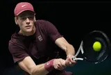 Sinner vào tứ kết Paris Masters
