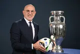 Huấn luyện viên Luis de la Fuente đồng hành với đội tuyển Tây Ban Nha đến hết EURO 2024 và World Cup 2026