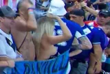Nữ cổ động viên Argentina gây sốc khi cởi áo ăn mừng 