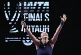 Đánh bại Swiatek, Anisimova giành vé vào bán kết WTA Finals