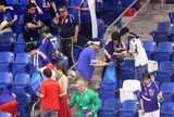Vừa để cổ vũ, vừa để đựng rác - món đồ đa năng thông minh của các “Nippon Ultra”