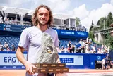 Tsitsipas giải “cơn khát” danh hiệu sau 16 tháng bằng chức vô địch tại Gstaad 