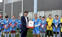 Tổng Lãnh sự quán và kiều bào tại Osaka "tiếp lửa" cho đội tuyển nữ Việt Nam trước trận quyết đấu Thái Lan