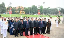 Lãnh đạo Đảng, Nhà nước vào Lăng viếng Chủ tịch Hồ Chí Minh nhân kỷ niệm 51 năm Ngày giải phóng miền Nam, thống nhất đất nước