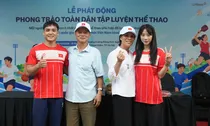 Người dân trải nghiệm các hoạt động vận động và giao lưu cùng các võ sĩ xuất sắc của Thể thao Việt Nam tại Hồ Gươm