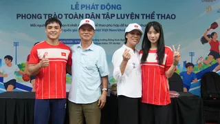 Người dân trải nghiệm các hoạt động vận động và giao lưu cùng các võ sĩ xuất sắc của Thể thao Việt Nam tại Hồ Gươm