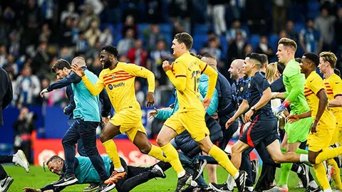 Ultras Espanyol tràn vào sân tấn công cầu thủ Barca