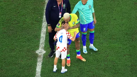 Con trai Ivan Perisic chạy đến an ủi Neymar: Khoảnh khắc xúc động nhất trận Brazil - Croatia