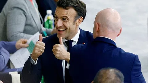 Tổng thống Macron tới phòng thay đồ ăn mừng cùng đội tuyển Pháp