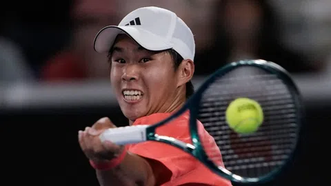 Tay vợt Mỹ gốc Việt loại sốc Medvedev tại Australia Open