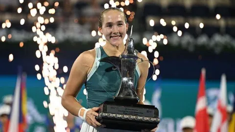 Đăng quang tại Dubai, Andreeva trở thành nhà vô địch WTA 1000 trẻ nhất lịch sử