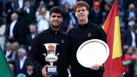 Alcaraz "bón hành" Sinner ngay trên sân nhà, lần đầu đăng quang Rome Masters