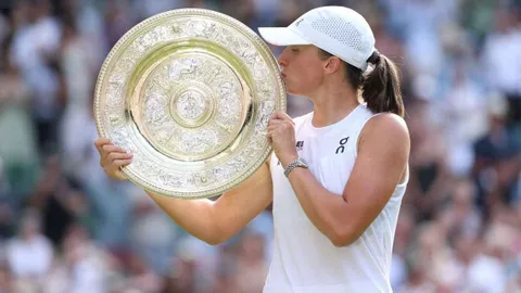 Swiatek đăng quang Wimbledon 2025 với "cú đúp bánh mỳ kẹp”