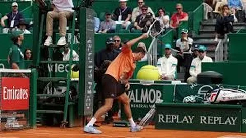 Medvedev đập nát vợt trong trận thua trắng trước Berrettini