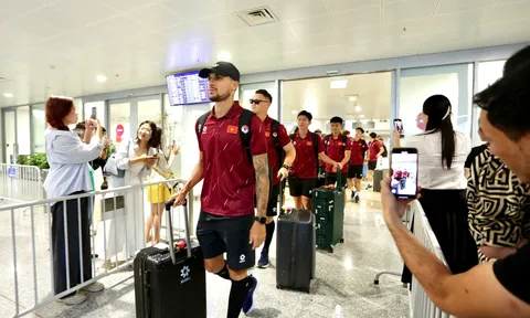 Đội tuyển Việt Nam trở về Hà Nội, dồn sức cho trận bán kết lượt về với Malaysia