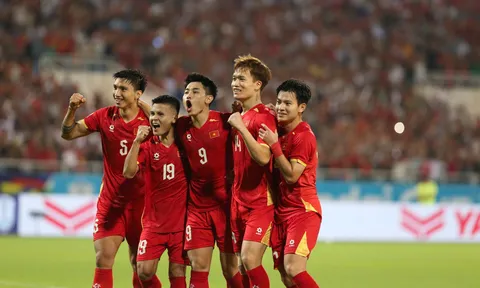 Nguyễn Xuân Son cân bằng kỷ lục của Teerasil Dangda, đội tuyển Việt Nam kéo dài chuỗi 24 trận bất bại