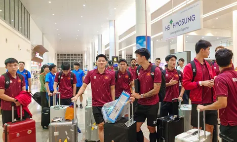 Đội tuyển Việt Nam về nước sau chiến thắng tại Bangkok, sẵn sàng tái đấu Thái Lan