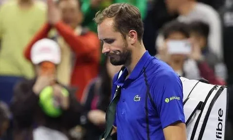 China Open 2026: Daniil Medvedev bị xử thua vô thời hạn sau sự cố đánh bóng trúng khán giả