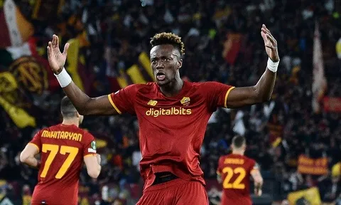 Tammy Abraham đi vào lịch sử trong ngày giúp AS Roma giành vé bán kết Conference League